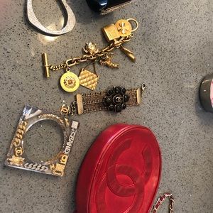 6 assorted jewelry pieces